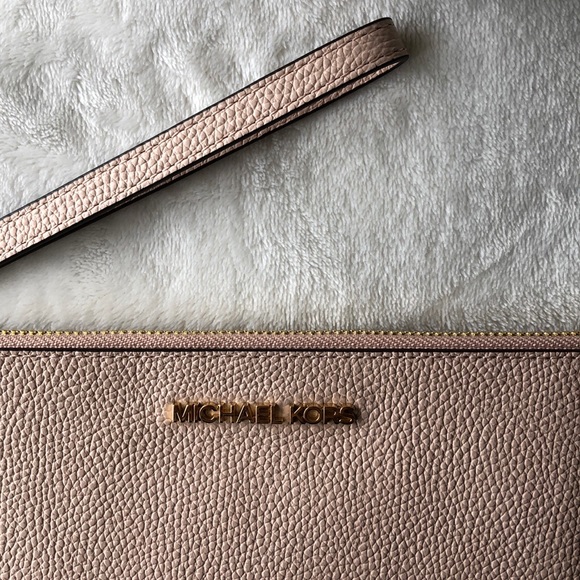 MICHAEL KORS Clutch Wristlet - Picture 3 of 8